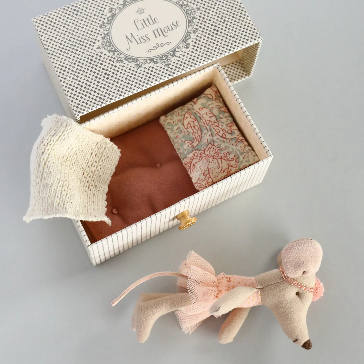 MAILEG LITTLE SISTER DANCE MOUSE IN DAYBED - PINK