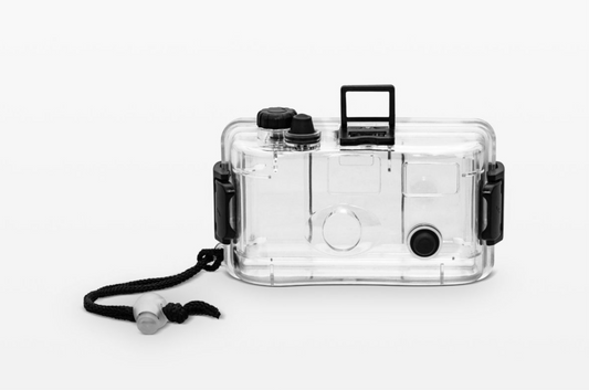 UNDER WATER HOUSING FOR SIMPLE USE CAMERAS