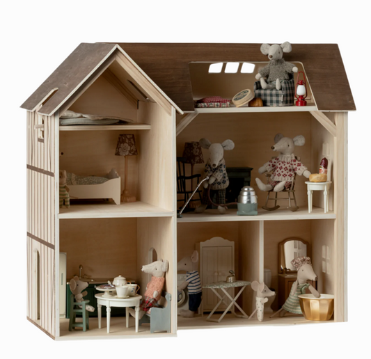 MOUSE HOLE FARMHOUSE DOLLHOUSE