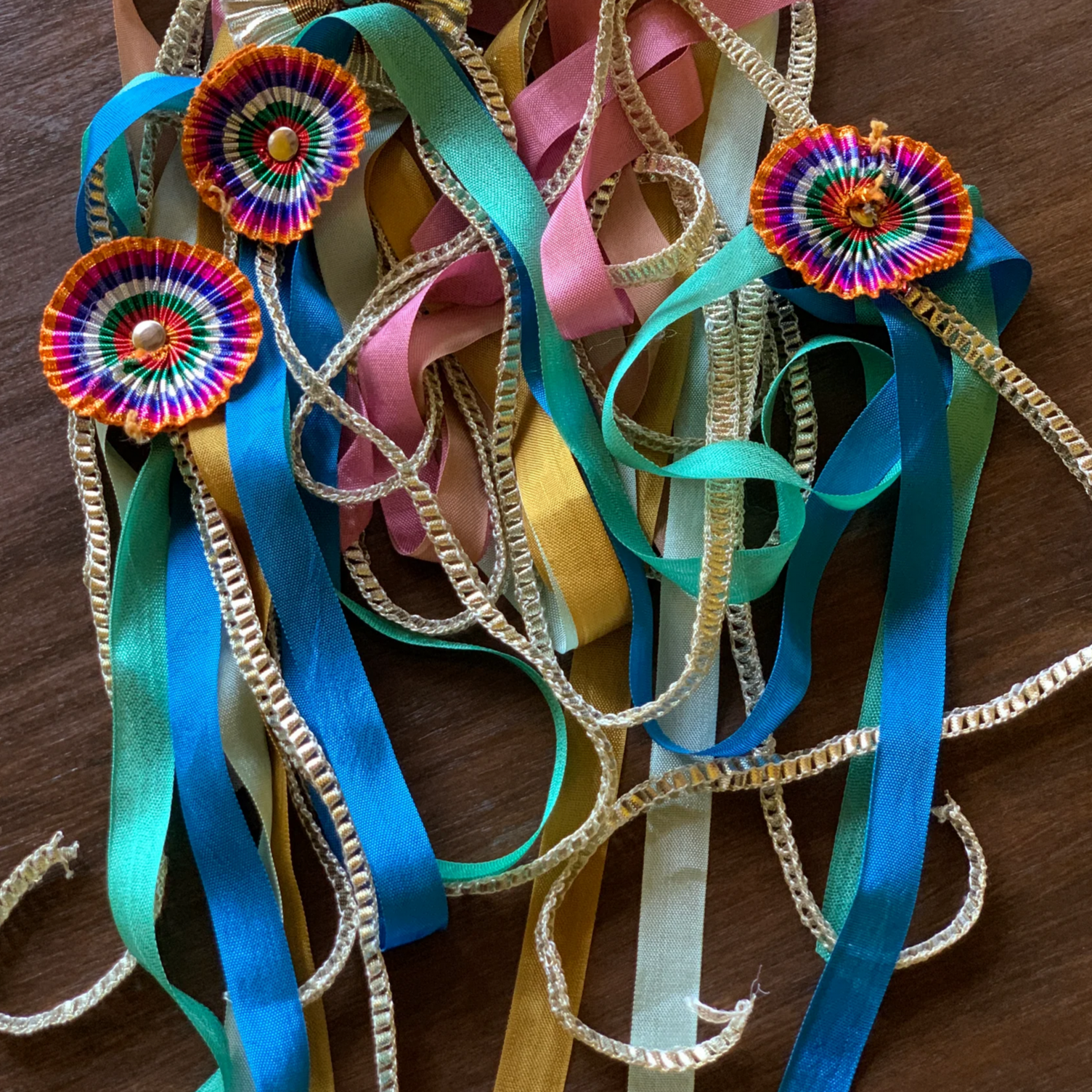RIBBON ROSETTE GARLAND - Little-ish
