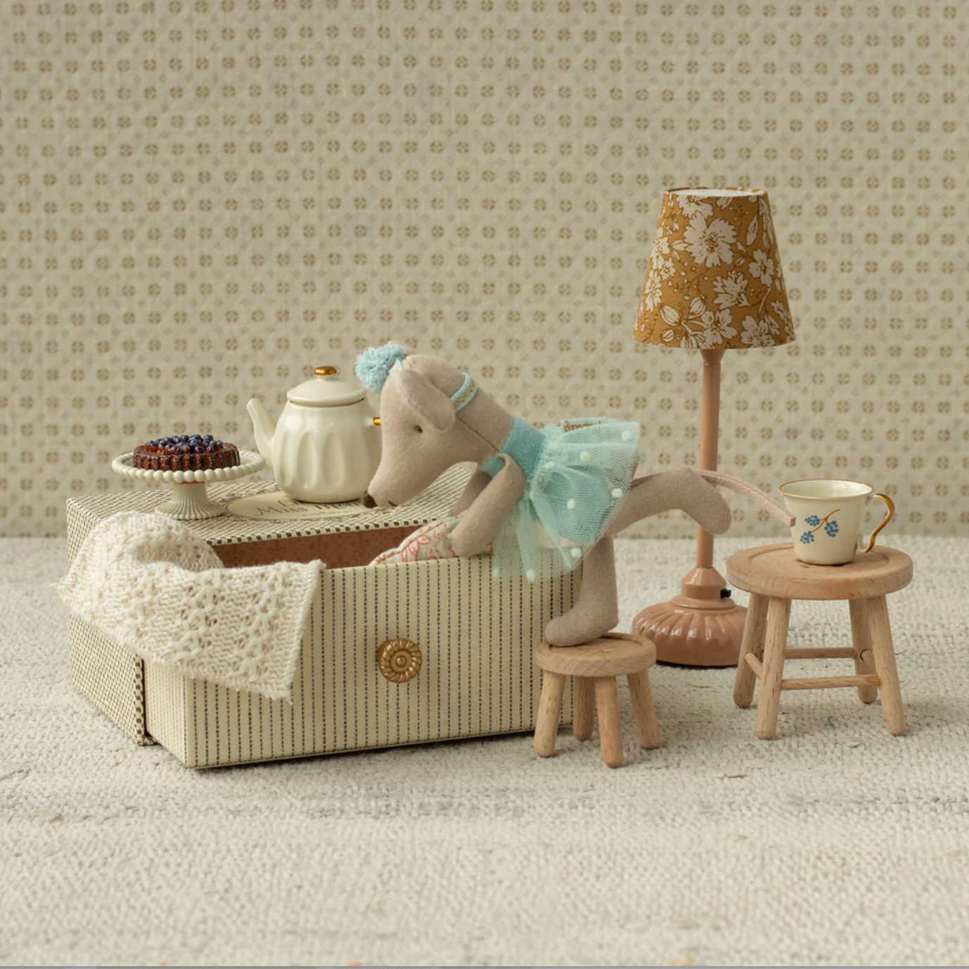 MAILEG LITTLE SISTER DANCE MOUSE IN DAYBED - BLUE - Little-ish