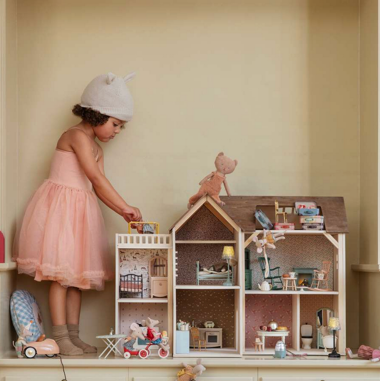 DOLLHOUSES & FURNITURE — Little-ish