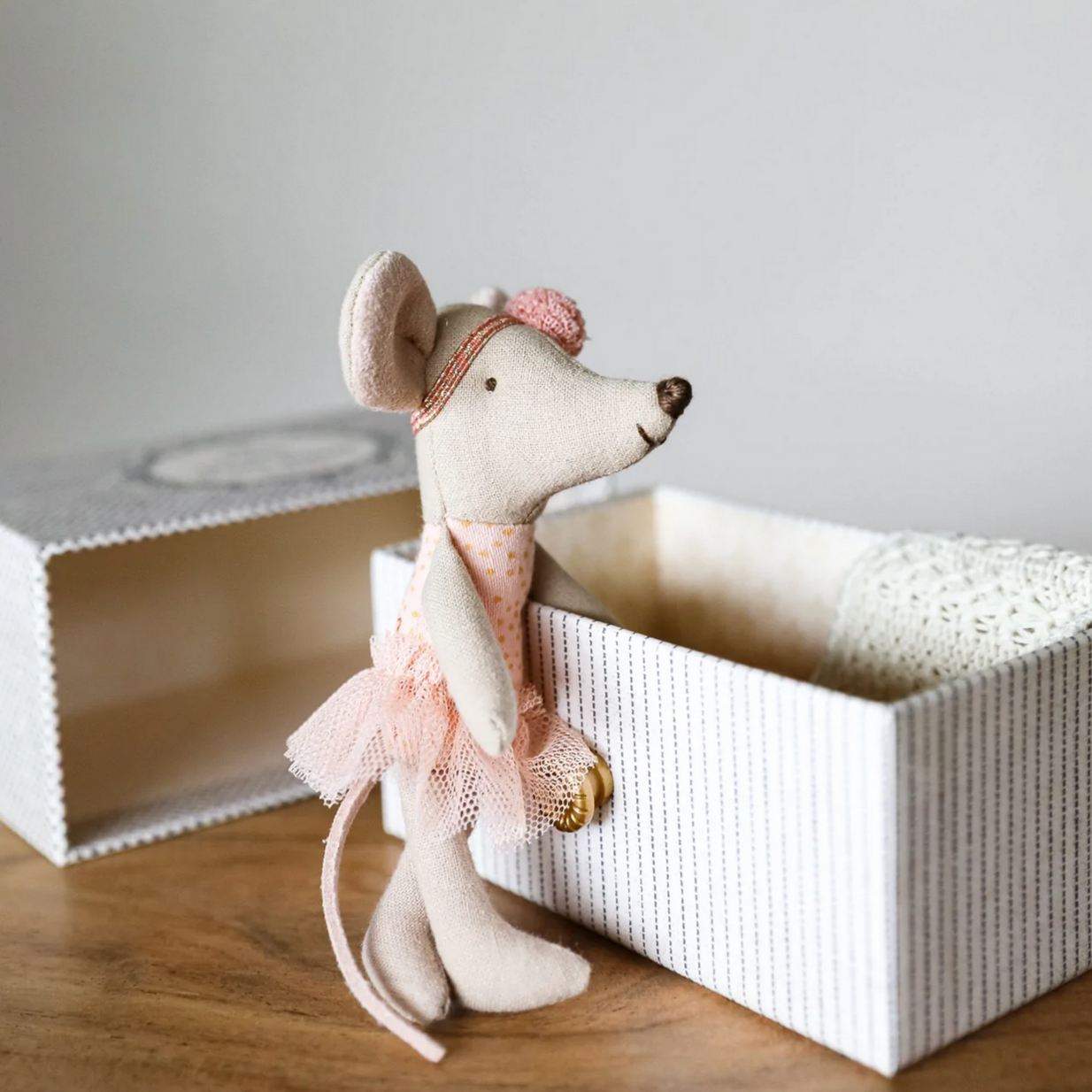 MAILEG LITTLE SISTER DANCE MOUSE IN DAYBED - PINK - Little-ish
