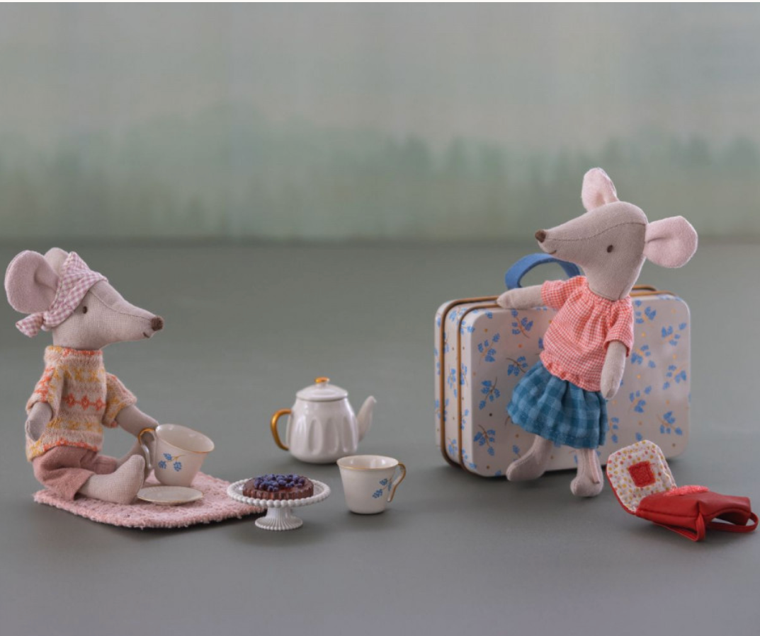 AFTERNOON TREAT - SUITCASE BLUE MADELAINE - Little-ish