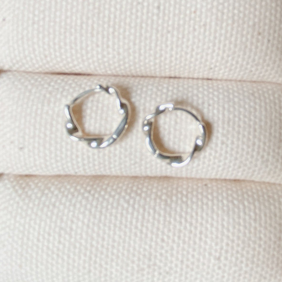 SILVER SMALL TWISTED HOOP EARRING - Little-ish