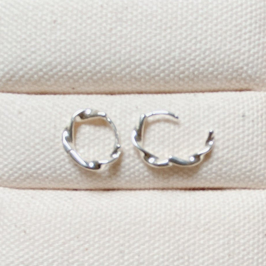 SILVER SMALL TWISTED HOOP EARRING - Little-ish